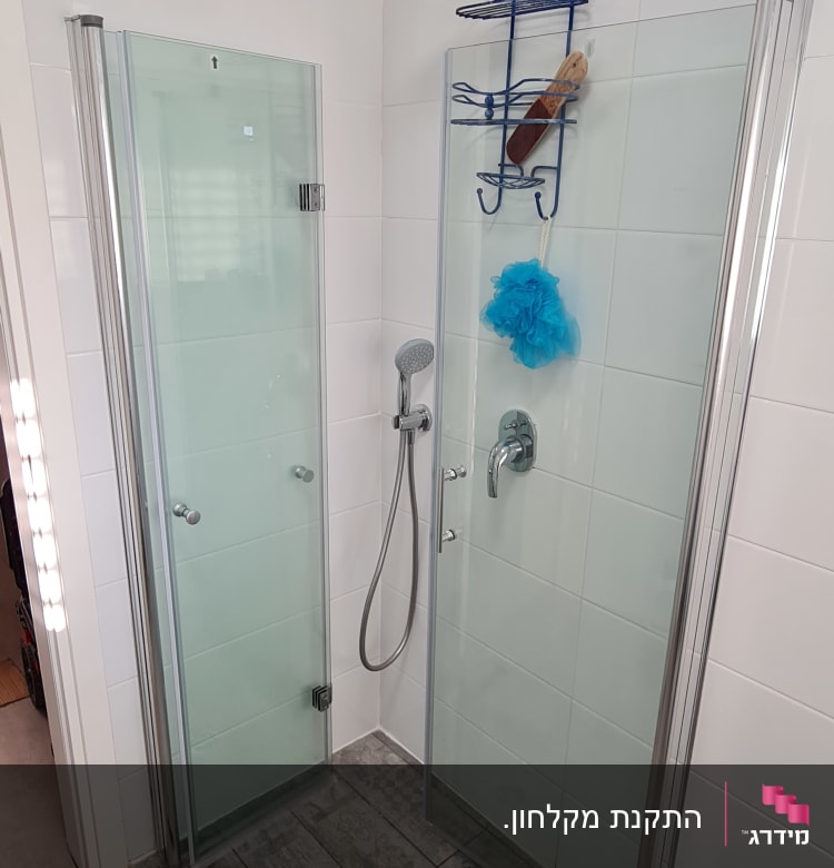 מקלחת עם ראש מקלחת, מדף וספוג רחצה כחול